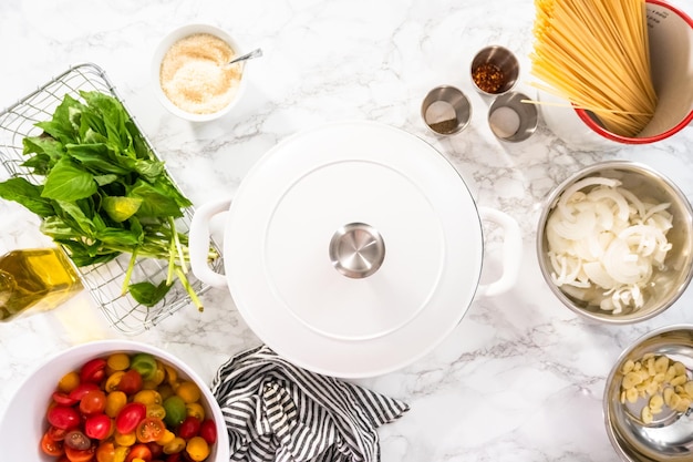 stół z naczyniami i składnikami